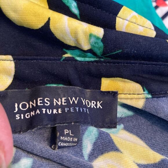 Jones NY fresh lemon print stretchy V neck button up top w/ cute collar runs big - Picture 7 of 11